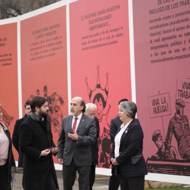 Gente caminando por la la exposición 