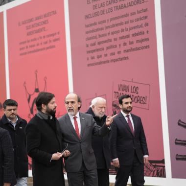 Gente caminando por la la exposición 