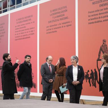 Gente caminando por la la exposición 