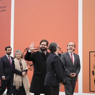 Gente caminando por la la exposición 