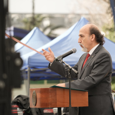 Rector Rodrigo Vidal hablando al publico