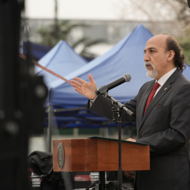 Rector hablando al publico