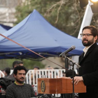 Presidente Gabriel Boric hablando al publico