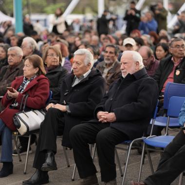 Publico escuchando la inauguracion