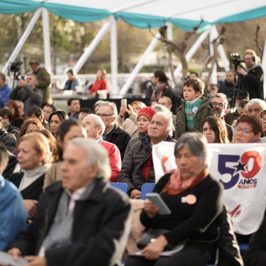 Publico escuchando la inauguracion