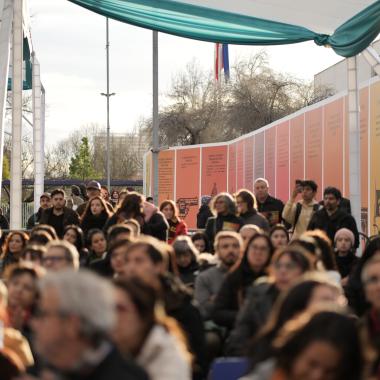 Publico escuchando la inauguracion