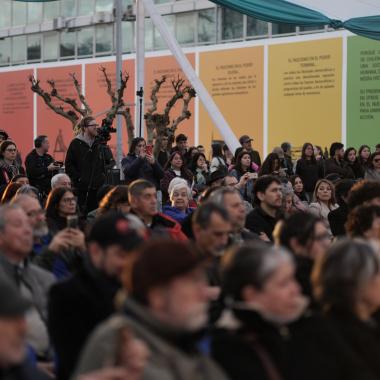 Publico escuchando la inauguracion