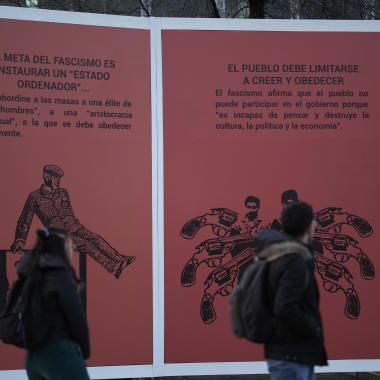 Gente caminando por la la exposición 