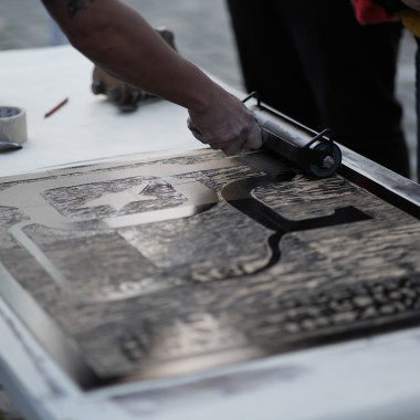 Serigrafia del logo conmemorativo de los 50 años del golpe de estado