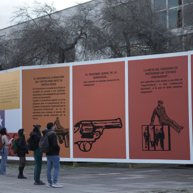 Gente caminando por la la exposición 