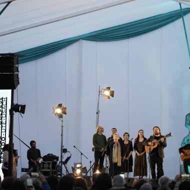 foto grupal de quienes realizaron su presentación en el escenario