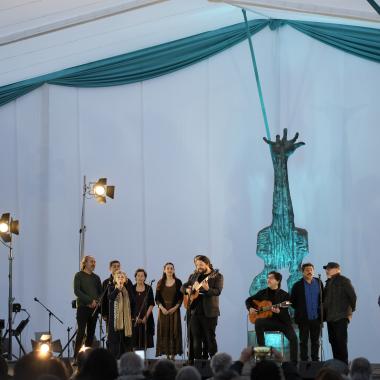 foto grupal de quienes realizaron su presentación en el escenario