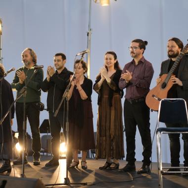 foto grupal de quienes realizaron su presentación en el escenario