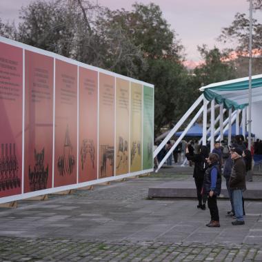 Gente caminando por la la exposición 