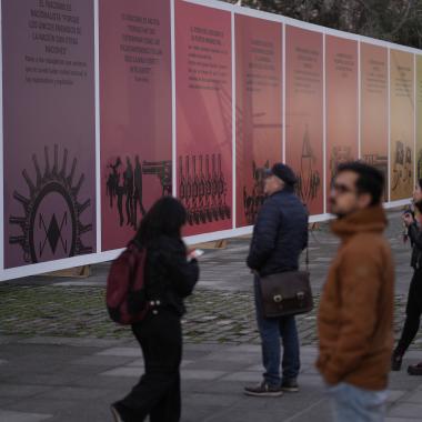 Gente caminando por la la exposición 