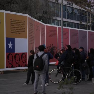 Gente caminando por la la exposición 