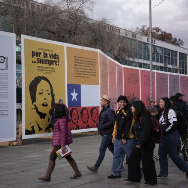 Gente caminando por la la exposición 