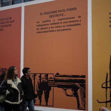 Gente caminando por la la exposición 