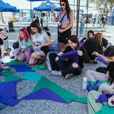 se muestra un grupo de mujeres en el campus preparándo las actividades a realizar en distintos sectores del Campus Universitario