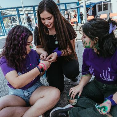 se muestra un grupo de mujeres conversando