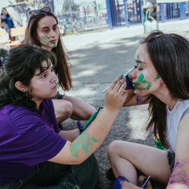 Se puede ver como pintan la cara de una persona