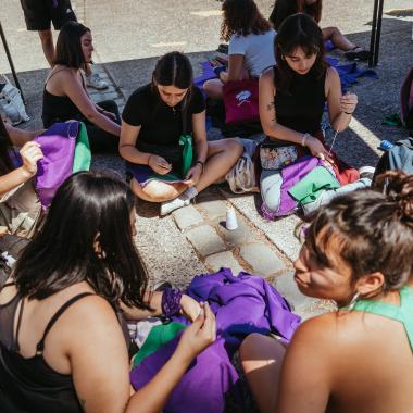 se muestra un grupo de mujeres conversando