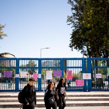 Se ve el frontis con distintos cartulinas con mensajes referentes al 8M