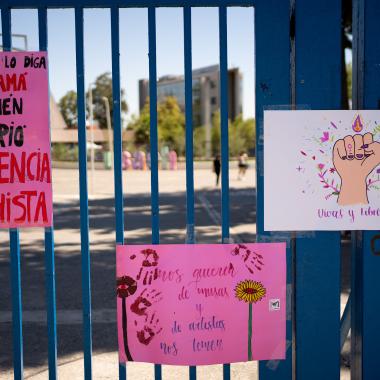 Se ven 3 mensajes de cerca , donde el primero dice "aun que no lo diga, tu mamá tambien sufrio violencia machista", el segundo "Nos queren de musas y de artistas nos temen" y la ultima "Vivas y libres"