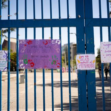 Se ve el frontis con distintos cartulinas con mensajes referentes al 8M