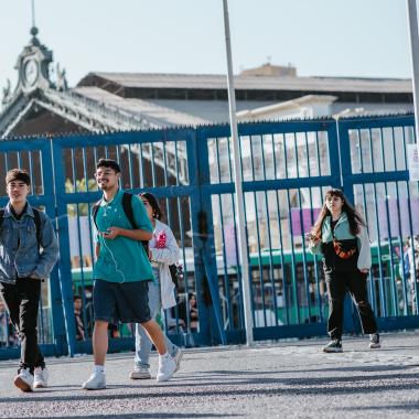 en esta foto se muestran estudiantes ingresado por el frontis de la universidad