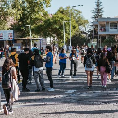 en esta foto se puede ver a estudiantes recorriendo el el campus