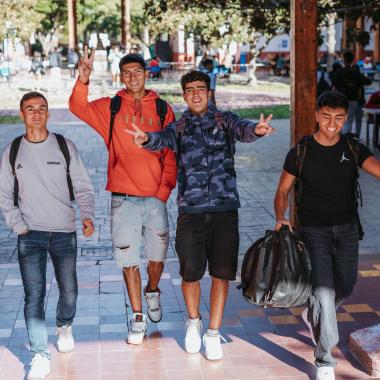 estudiantes en el edificio de la AEAO