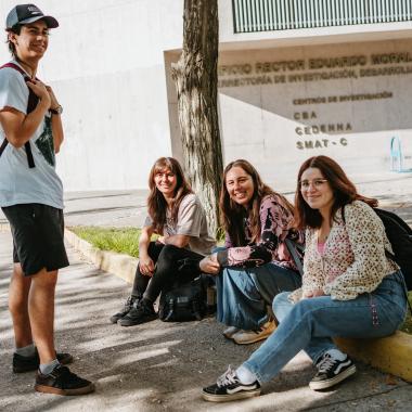 Cuatro estudiantes fuera el Edificio Rector Eduardo Morales Santos