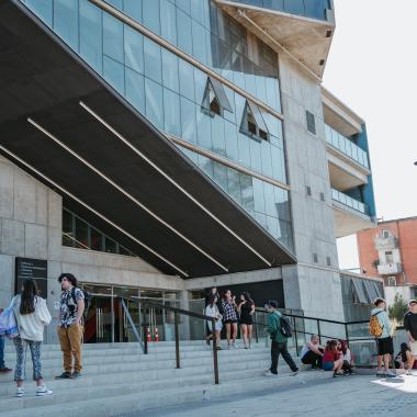 Estudiantes fueras el nuevo edificio de la Facultad de Administración y Economía