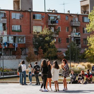 Estudiantes en el campus universitario