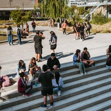 Estudiantes en las escaleras del nuevo edificio de la Fae