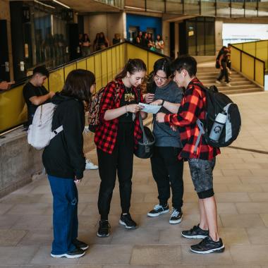 Estudiantes dentro el nuevo edificio de la Facultad de Administración y Economia