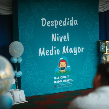 Pendon, donde se puede leer "Despedida Nivel Medio Mayor"