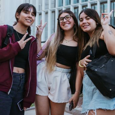 Se muestra un grupo de estudiantes en el campus