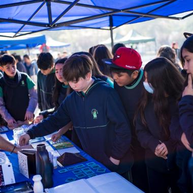 Grupos de escolares de enseñanza visitando stand donde se mostraban distintos tipos de experimentos científicos