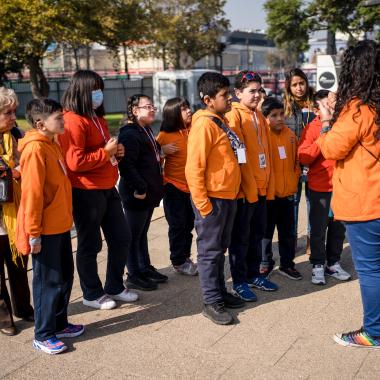 Grupos de escolares recibiendo instrucciones