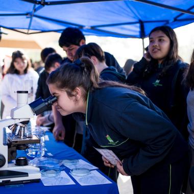 Grupos de escolares de enseñanza visitando stand donde se mostraban distintos tipos de experimentos científicos