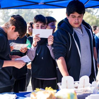 Grupos de escolares de enseñanza visitando stand donde se mostraban distintos tipos de experimentos científicos