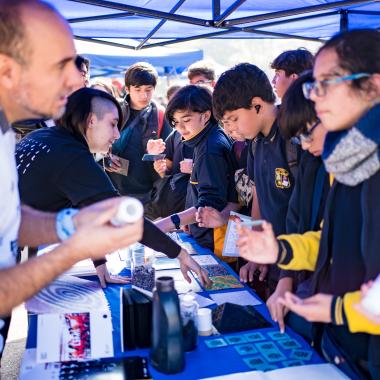 Grupos de escolares de enseñanza visitando stand donde se mostraban distintos tipos de experimentos científicos