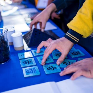 Grupos de escolares de enseñanza visitando stand donde se mostraban distintos tipos de experimentos científicos