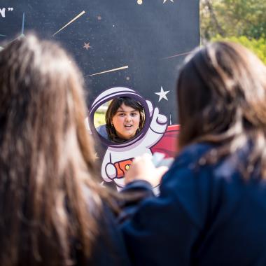 Escolares tomándose fotos en un photocall de astronauta