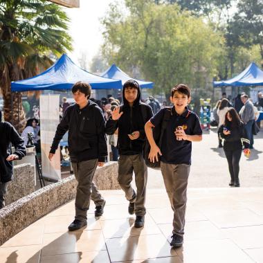 escolares caminando por el planetario