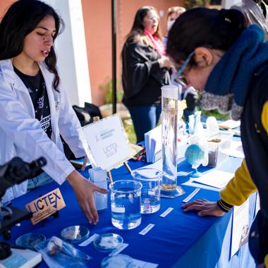 Grupos de escolares de enseñanza visitando stand donde se mostraban distintos tipos de experimentos científicos