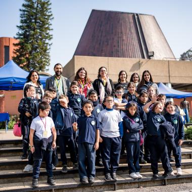 imagen grupal de una escuela invitada al lanzamiento de la revista Cambalache con el planetario detras