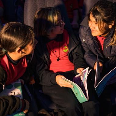 Invitados sentados en la Sala Albert Einstein con la revista en las manos